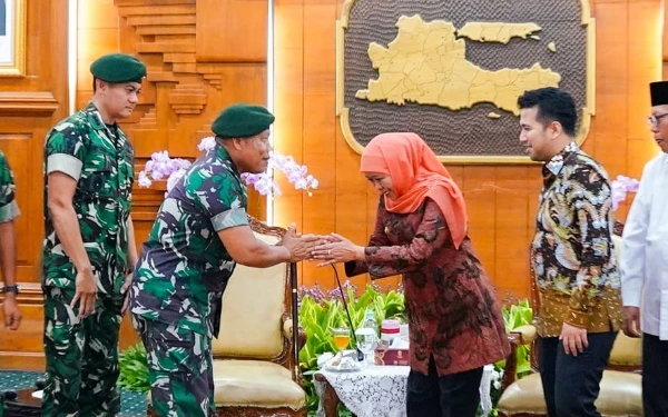 Thumbnail Berita - Rampungkan Renovasi 18 Rumah Prajurit Divif 2 Kostrad Malang, Gubernur Khofifah: Bentuk Sinergisitas Pemprov Jatim-TNI