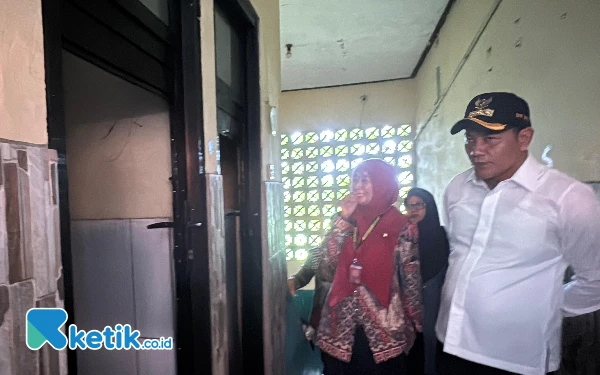 Foto Bupati Sidoarjo Subandi mengecek kondisi kamar mandi di SMPN 3 Porong yang rusak dan tidak terpakai. (Foto: Kominfo Sidoarjo)