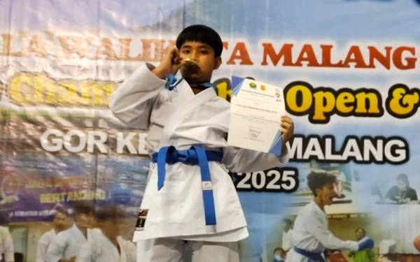 Thumbnail Berita - Azra, Siswa SD Sabilillah Malang Raih Juara 1 Karate Piala Wali Kota Malang 2025