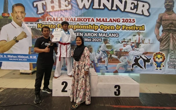 Foto Azra bersama kedua orang tuanya usai mendapatkan juara di Kompetisi Karate Piala Wali Kota Malang 2025. (Foto: Jamilah)