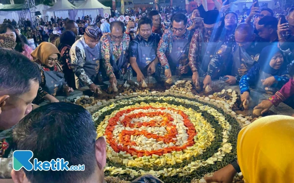 Thumbnail Para pejabat di Kota Surabaya sedang menguleg rujak bersama di sebuah cobek raksasa. (Foto: Shinta Miranda/Ketik.co.id)