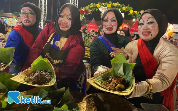 Thumbnail Peserta dari Ibu Semangat Indonesia Kuat (ISIK) Surabaya memeriahkan Festival Rujak Uleg 2025 di THR. (Foto: Shinta Miranda/Ketik.co.id)