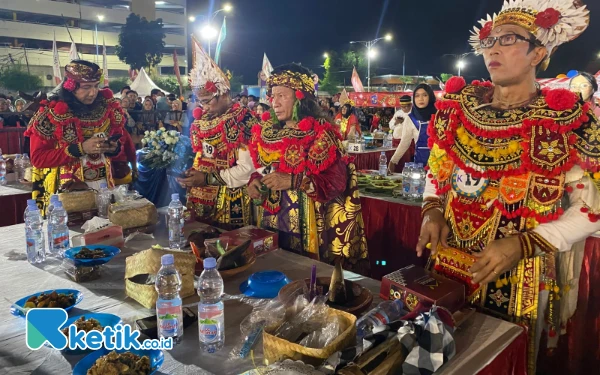 Thumbnail Salah satu peserta mengenakan adat Bali. (Foto: Shinta Miranda/Ketik.co.id)