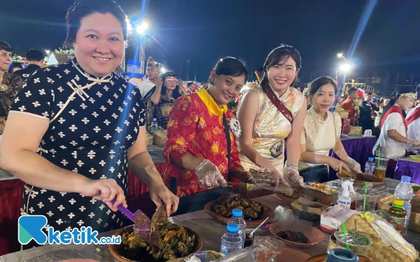 Thumbnail Berita - Festival Rujak Uleg Surabaya 2025 Hidupkan Kenangan Tempo Dulu