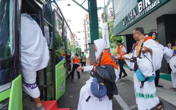 Thumbnail Berita - JCH Gelombang 2 Embarkasi Surabaya Langsung Kenakan Pakaian Ihram, PPIH Beberkan Alasannya
