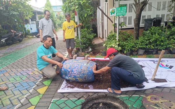 Thumbnail Berita - Panen Kompos dari Sumur Resapan,  Inovasi Hijau dari Kampung Edukasi Sampah Sidoarjo Menginspirasi Nusantara