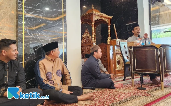 Thumbnail Berita - Wali Kota Malang Wahyu Hidayat Terpantau Khusyuk Ikuti Kajian UAS