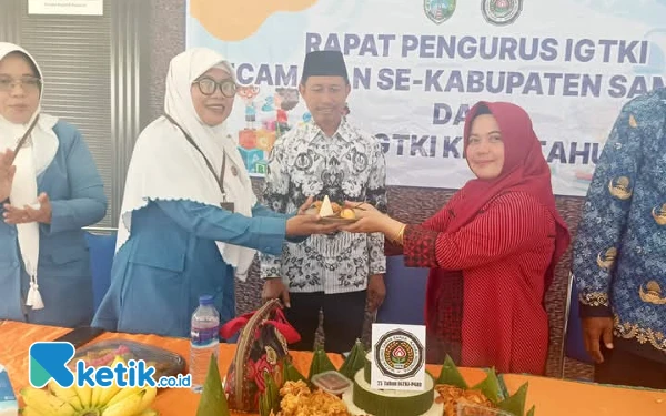 Foto Mahruroh Ketua IGTKI-PGRI Kabupaten Sampang saat memberikan tumpeng ke perwakilan Dinas Pendidikan Sampang di acara HUT IGTKI PGRI yang ke 75 (Foto: Mat Jusi/Ketik.co.id).