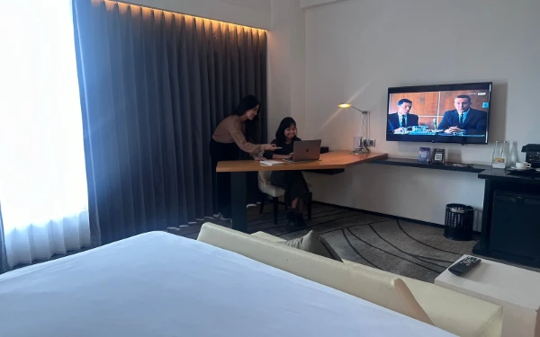 Foto Ilustrasi - Dua orang staycation di hotel untuk menghabiskan liburan. (Foto: Artotel Surabaya)