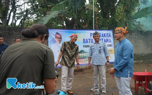 Foto Aries Agung Paewai di lokasi peletakan batu pertama area parkir siswa SMAN 1 Sine Kabupaten Ngawi (Foto: Herwan for ketik.co.id)