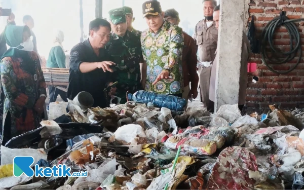 Foto Bupati Subandi mendengarkan penjelasan Kepala DLHK Sidoarjo Bahrul Amig tentang komitmen UMKM tahu. (Foto: Fathur Roziq/Ketik.co.id)