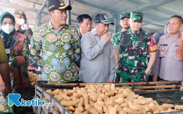 Foto Bupati Subandi dan Sekretaris Komisi C DPRD Sidoarjo M. Nizar melihat tahu goreng produksi UMKM di Desa Tropodo, Kecamatan Krian, Sidoarjo. (Foto: Fathur Roziq/Ketik.co.id)