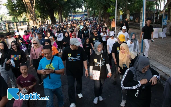 Foto Ribuan Masyarakat Bersuka Ria Mengikuti Acara Jalan Sehat di acara Karnaval SCTV (Foto: Kominfo Pemalang for ketik.co.id)