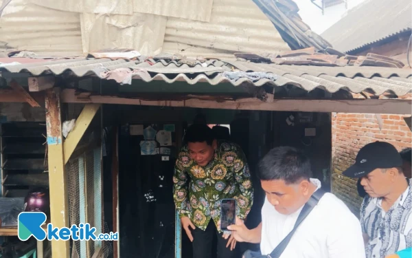 Thumbnail Berita - Bupati Subandi dan Baznas Sidoarjo Bantu Perbaiki Rumah Hampir Ambruk di Kota Sidoarjo