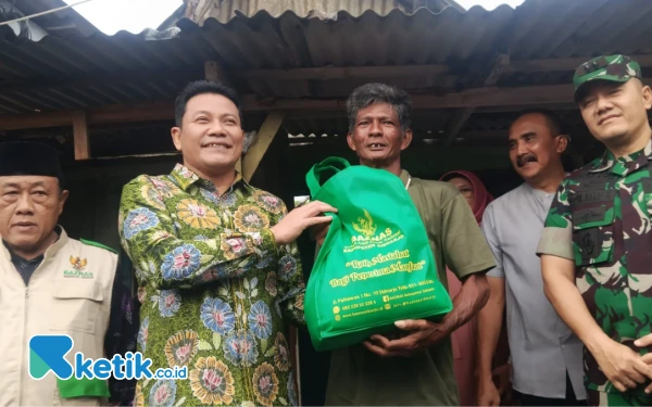 Foto Bupati Subandi menyerahkan bantuan untuk Iswahyudi didampingi M. Ilhamuddin dari Baznas Sidoarjo, Dandim Letkol Dedyk Wahyu, dan Camat Sidoarjo Gundari. (Foto: Fathur Roziq/Ketik.co.id)