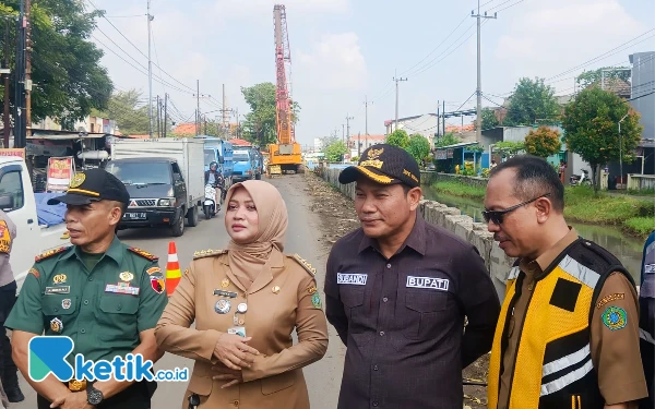 Foto Bupati Sidoarjo Subandi saat sidak proyek betonisasi jalan di Betro dan Ketajen pada Senin pagi (19 Mei 2025) didampingi Kepala Dinas PU Bina Marga Dwi Eko Saptono dan Forkopimka Gedangan. (Foto: Fathur Roziq/Ketik.co.id)