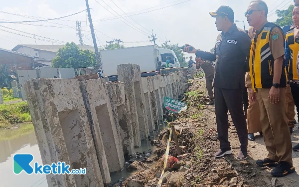Foto Bupati Sidoarjo Subandi memberikan arahan kepada Kepala Dinas PU Bina Marga Sidoarjo Dwi Eko Saptono di lokasi proyek jalan beton Desa Betro dan Ketajen. (Foto: Fathur Roziq/Ketik.co.id)
