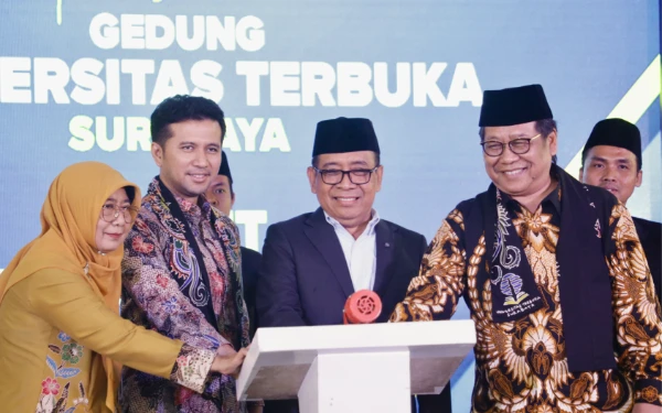 Thumbnail Berita - Didampingi Emil Dardak, Menko PMK Resmikan UT Surabaya dan 10 SALUT Berbasis Pesantren