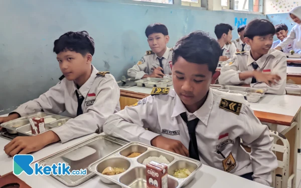 Thumbnail Berita - Kolaborasi Lanal Malang-Lantamal V Hadirkan Program Makan Bergizi di SMPN 19 Kota Malang