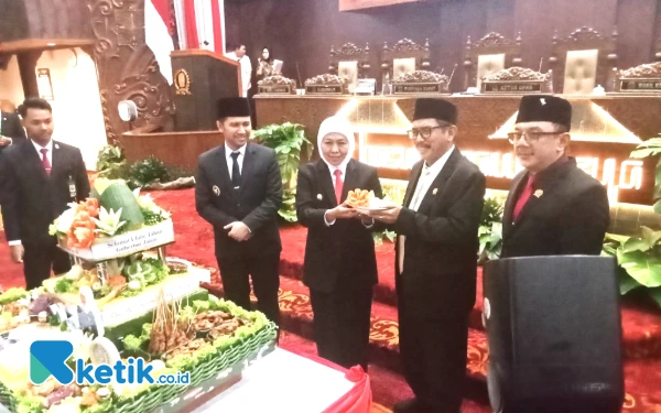 Thumbnail Berita - Tumpeng Selamat Ultah Sambut Gubernur Khofifah Usai Rapat Paripurna DPRD Jawa Timur