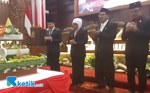 Foto Gubernur Khofifah, pimpinan sidang Paripurna DPRD Jatim dan peserta lainnya menengadahkan tangan mengamini doa yang diucapkan untuk Khofifah dan Emil, agar diberikan keberkahan, keselamatan dan kemudahan untuk memimpin Pr
sebagai Gubernur dan Wakil Gubernur Jatim (Foto: Martudji, ketik.co.id)