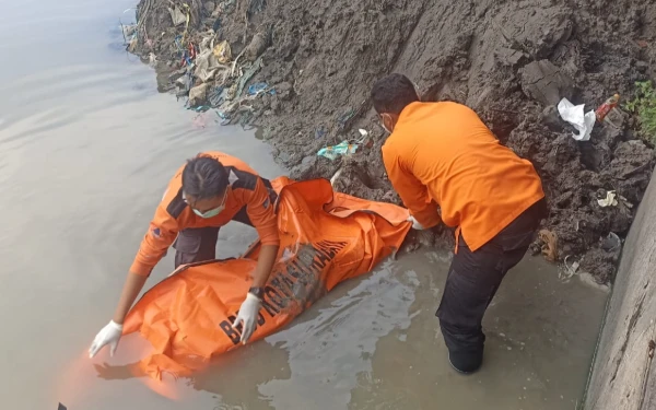 Thumbnail Berita - Sempat Dikira Boneka, Jenazah Anak 10 Tahun Ditemukan Mengambang di Sungai Kalimas Surabaya