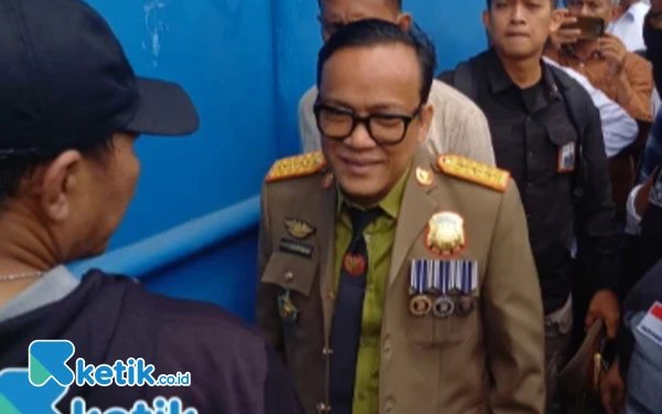 Thumbnail Berita - Wamenaker Terima Laporan BUMN Tahan Ijazah Pegawai