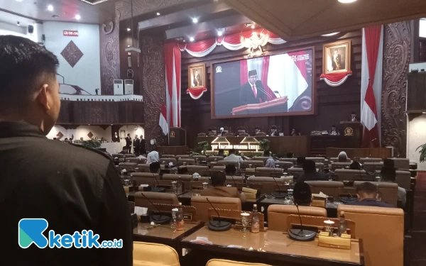 Foto Suasana Sidang Paripurna LKPJ Tahun Anggaran 2024, di Gedung DPRD Jatim, Senin 19 Mei 2025 (Foto: Martudji, ketik.co.id)