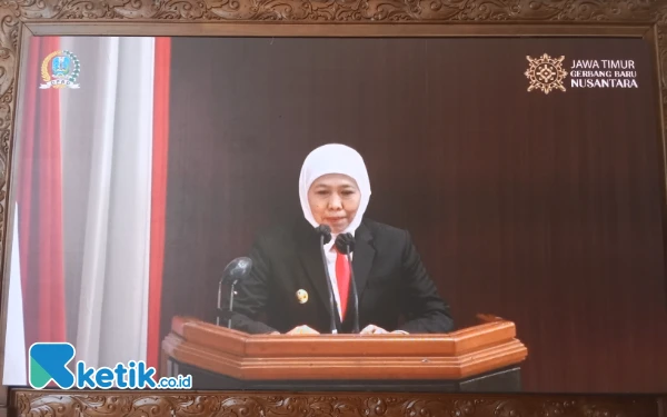 Foto Gubernur Jatim Khofifah Indar Parawansa membacakan LKPJ Akhir Tahun Anggaran 2024, di Sidang Paripurna DPRD Jatim, Senin 19 Mei 2025 (Foto: Martudji, ketik.co.id)