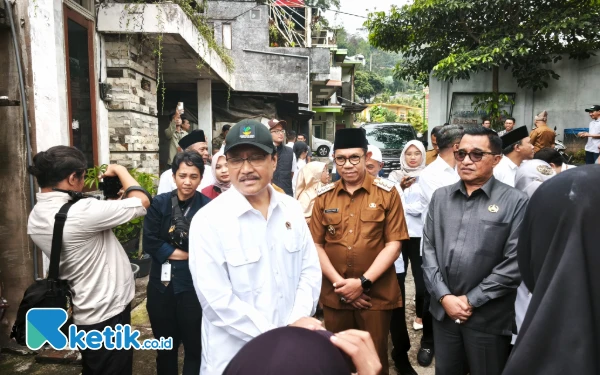 Foto Mensos Gus Ipul saat mengunjungi rumah Naira Syalisya Putri Al Dista, Calon Siswa Sekolah Rakyat, Senin 19 Mei 2025. (Foto: Sholeh/Ketik.co.id)