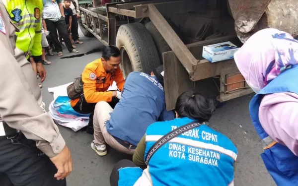 Thumbnail Berita - Pemotor Wanita Tewas Terlindas Truk Sampah di Depan BG Junction Surabaya