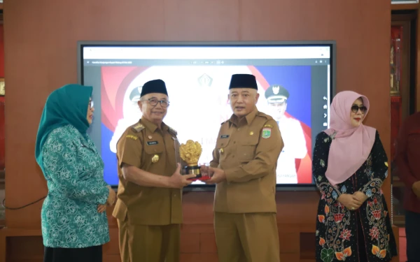 Foto Bupati Malang Sanusi saat bersama Bupati Blitar Rijanto. (Foto: Prokopim Kabupaten Malang)