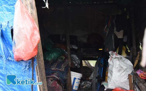 Foto Kondisi gubuk tempat tinggal Tasriban di pinggir tanggul lumpur panas Porong. (Foto: Kominfo Sidoarjo)