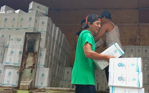 Thumbnail Berita - 15 Ribu Liter Zamzam Tiba di Asrama Haji, Setiap Jemaah Dapat 5 Liter