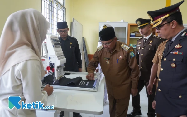 Foto Wakil Bupati Simeulue, Nusar Amin, Tinjau Laboratorium Tata Busana di SMKN 1 Simeulue Timur, Selasa 20 Mei 2025 (Helman/Ketik.co.id)