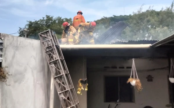 Thumbnail Berita - Diduga Korsleting Listrik, Rumah di Kompleks TNI AL Semampir Surabaya Terbakar