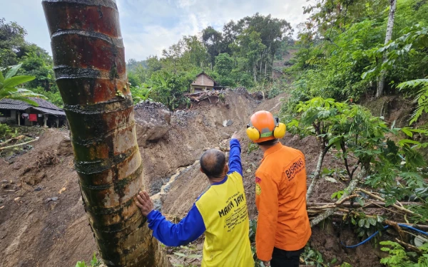 Thumbnail Berita - Basarnas Surabaya Turunkan Tim Pencari ke Lokasi Longsor Trenggalek