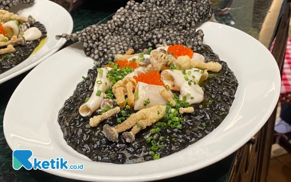 Foto Black Ink Risotto by Chef Tommaso Gonfiantoni. (Foto: Shinta Miranda/Ketik.co.id)