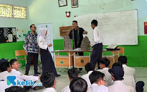 Thumbnail Berita - Siswa SMPN 27 Malang Dikenalkan Koleksi Arca Ganesha dan Durga pada Program Museum Keliling