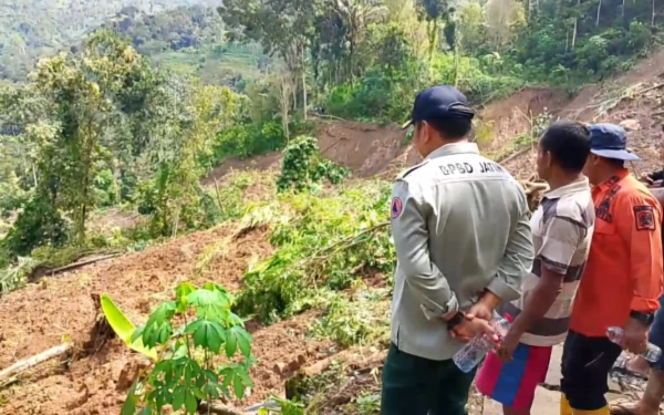 Foto Kalaksa BPBD Jatim Gatot Soebroto pimpin langsung Tim Reaksi Cepat (TRC) BPBD Jatim tangani longsor di Trenggalek (Foto: Humas BPBD Jatim)