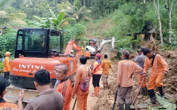 Thumbnail Berita - Respon Cepat Longsor Trenggalek, Tim Gabungan Bersihkan Material Penutup Jalan
