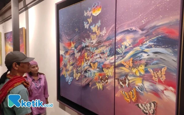 Thumbnail Berita - Keren! Konsisten Melukis Kupu-kupu, Karya Seniman 62 Tahun Ini Mendunia