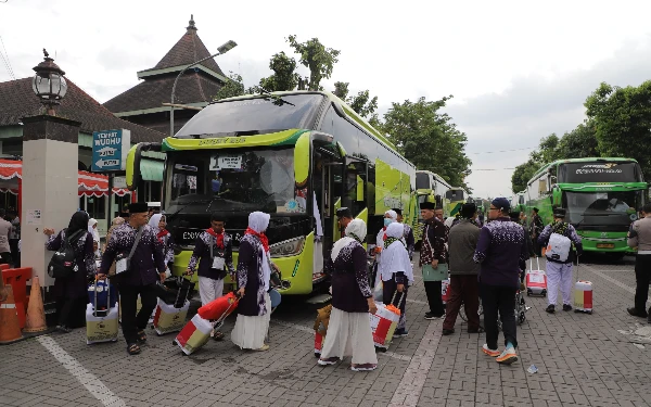 Thumbnail Berita - Berangkatkan CJH ke Tanah Suci, Wabup Sleman Imbau Pentingnya Jaga Kesehatan