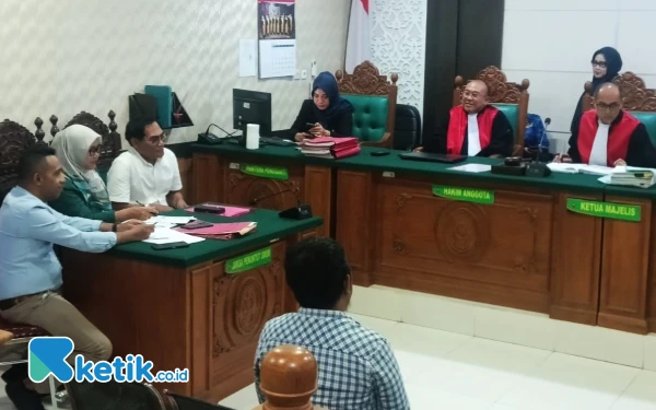 Foto Majelis hakim sidang gugatan PT ISS-KSO terhadap Dishub Sidoarjo di Pengadilan Negeri Sidoarjo pada Selasa (20 Mei 2025). 
Terlihat para pengacara dari PT ISS. (Foto: Fathur Roziq/Ketik.co.id)