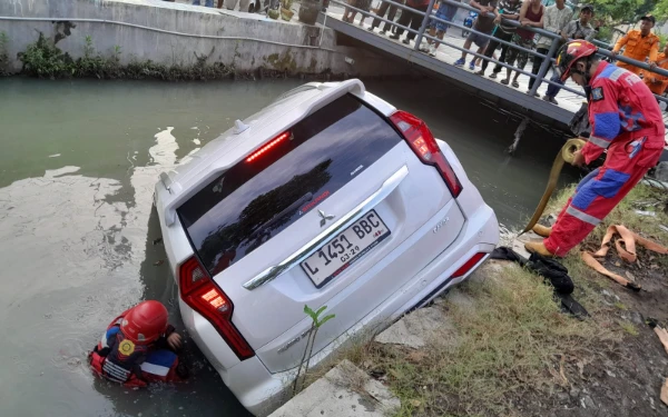 Thumbnail Berita - Pajero Nyebur Sungai Menur Pumpungan Surabaya, Pengemudi Lari Ketakutan Belum Ketemu