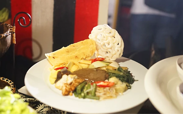 Thumbnail Berita - Hotel Lamora Sajikan Jack Marrow, Kreasi Unik Padukan Rujak Cingur dan Roti Maryam