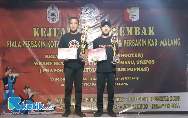 Foto Fahmi (kiri) dan ayahnya saat meraih juara dalam kejuaraan menembak piala Perbakin Kota Malang. Mereka kompak menjadi atlet olahraga menembak. (Foto: Bambang for Ketik.co.id)