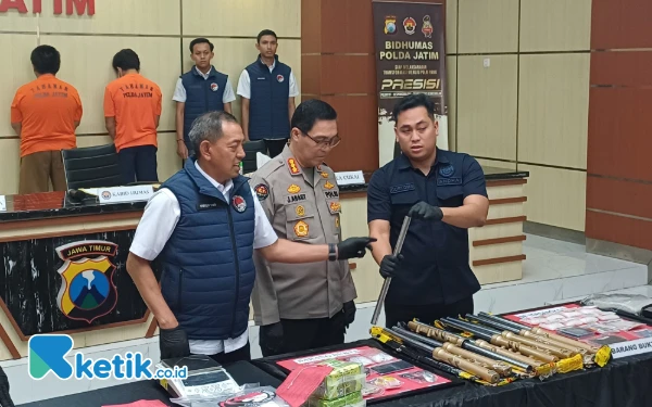 Foto Petugas Bea Cukai (kanan) menunjukkan narkoba yang disembunyikan dalam shock breaker dari Malaysia kepada Kabid Humas Polda Jatim dan Direktur Ditresnarkoba Polda Jatim, Rabu, 21 Mei 2025. (Foto: Khaesar/Ketik.co.id)