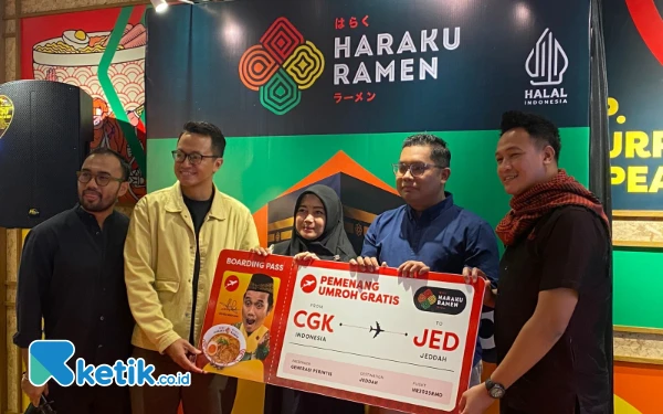 Thumbnail Berita - Rezeki Tak Terduga! Makan di Haraku Ramen, Pulang Bawa Tiket Umrah