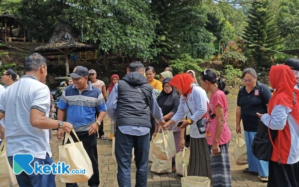 Foto DPC Partai Gerindra Kabupaten Kediri menyalurkan ratusan paket bantuan kepada warga terdampak banjir dan tanah longsor di Kecamatan Mojo, Rabu (21/5/2025). (foto : Gerindra for Ketik.co.id).